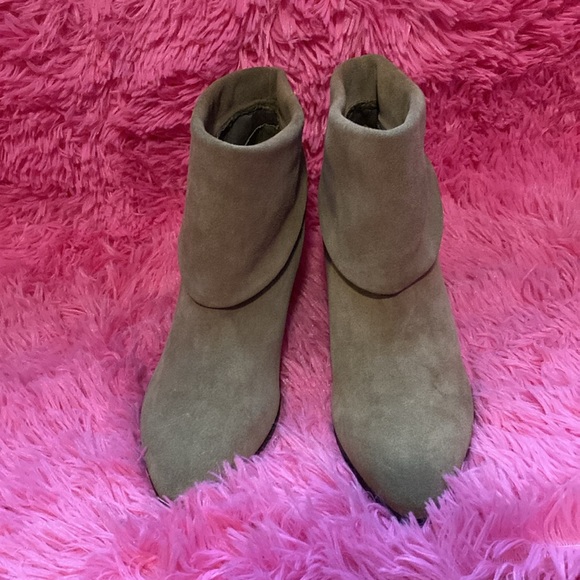 Suede 3.5” cone heel booties with rolled cuff and pointed toe size 7.5 - Picture 2 of 9